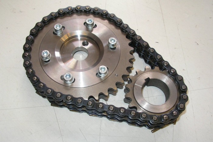 Így néz ki egy vezérműlánc, méghozzá egy tuning kivitel, amin csavarokkal állítható a főtengely és a vezérműtengely egymáshoz képesti helyzete. A lényeg azonban változatlan: A kis lánckerék a főtengelyen van, és az hajtja a kétszer akkorát, ami a szelepeket mozgató vezérműtengelynek adja tovább a forgást