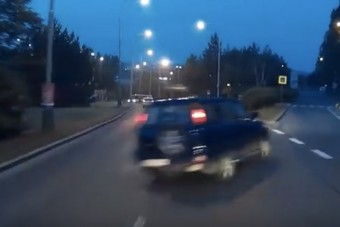 Megszaltóztatta a terepjárót, hogy elérje a buszt