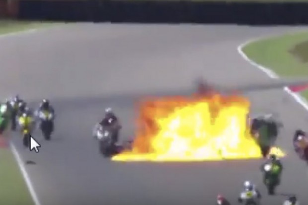 Horrorbaleset pokoli lángokkal a motorversenyen
