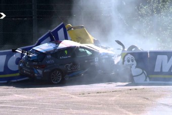 Súlyos balesetet úszott meg a magyar versenyző