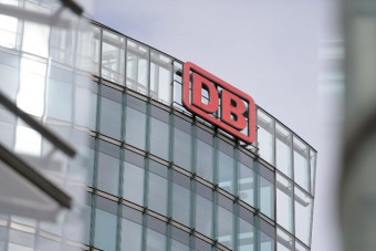 Önjáró autókkal szállítana utasokat a német vasút