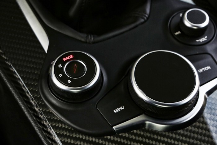 Itt a dna üzemmódkapcsoló. Egyértelműen a QV-é, mert van rajta Race állás