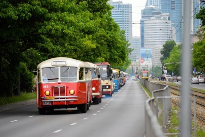 Koros buszcsodák vonultak fel a lengyel fővárosban 2