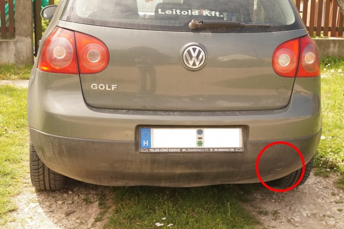 Az 5-ös Golf fenekén fedél alatt van a menet a vonószemnek