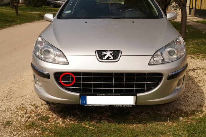 Peugeot 407: elegánsan eldugták a vonószem menetének fedelét a jégkockatartóba
