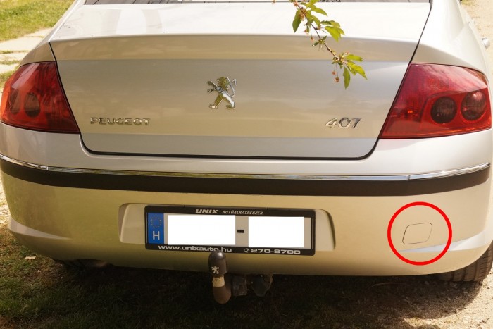 Hátul a tipikus kupakos takarás a Peugeot 407-en