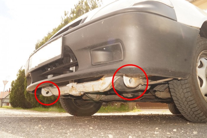 Suzuki Swift: bolondbiztos megoldás a kettős fix vonószem. A lemezből préselt forma viszont vaskosabb kampókat nem tud fogadni