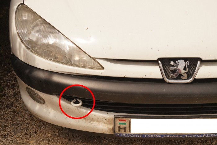 Nem elegáns, de egyértelmű a 206-os Peugeot megoldása