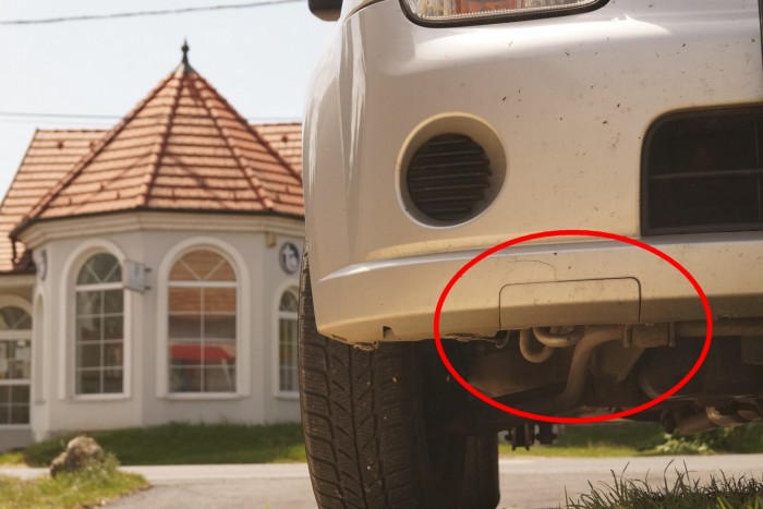 Az Ignis elülső vonószeme. Ha magasra fut a kötél, le kell pattintani a lökhárító alsó kis elemét