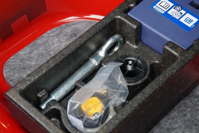 Így néz ki egy vonószem. Vigyázat: típustól függően balmenetes is lehet!