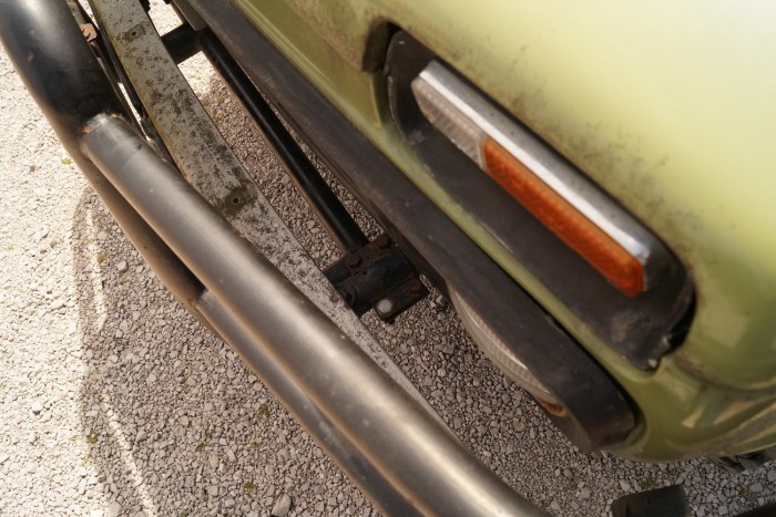 A lökhárító is masszív tartócsövön van, a Nivát nem probléma elhúzni