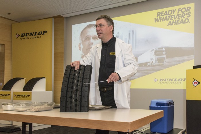 Fülöp Tibor a vállalat kontakt fizikusa, az ő kezén megy át az összes forgalomba kerülő abroncs