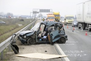 Teljes útzár a 4-esen, három autó ütközött