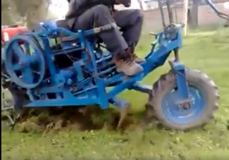 Az egyszerű kisember valódi kapáló gépszörnyet épített