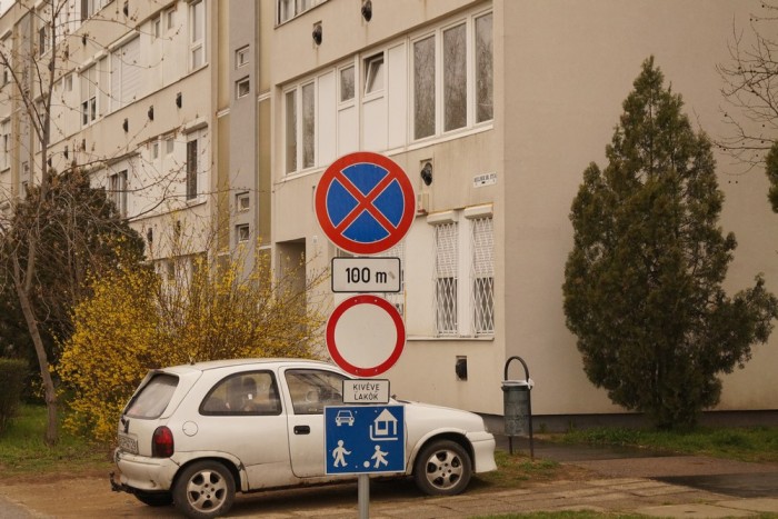 Kivéve lakók. No de milyen lakók?