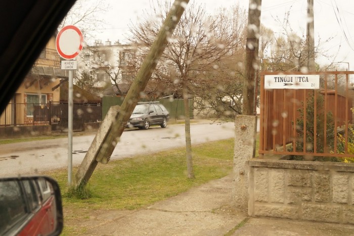 Minden bejáratot levédtek a fura táblákkal a vecsési lakótelepen