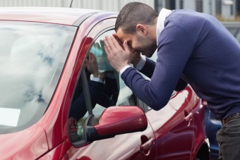 Meztelen nőt és kígyót is találtak autóban