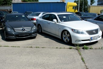 Megnéztük a cukorbárók lefoglalt luxusautóit