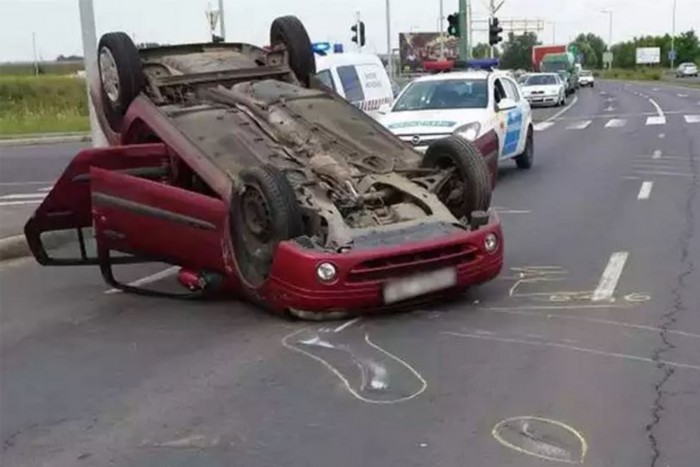 Tetőre vágtak egy autót Miskolcon, de hogy!? – Videó