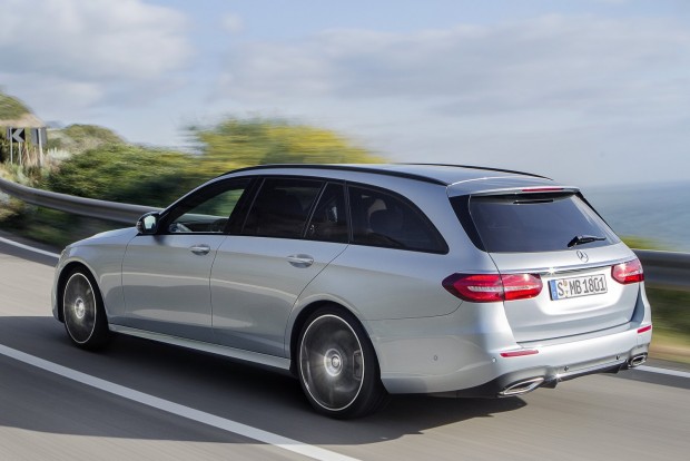 Mercedes E-kombi: visszatért a luxuszöldséges 1 Az alaphelyzetben 610 literes csomagtartó első lépésben 640-re bővíthető, a hátsó üléstámlák 10 fokos előre döntésével.