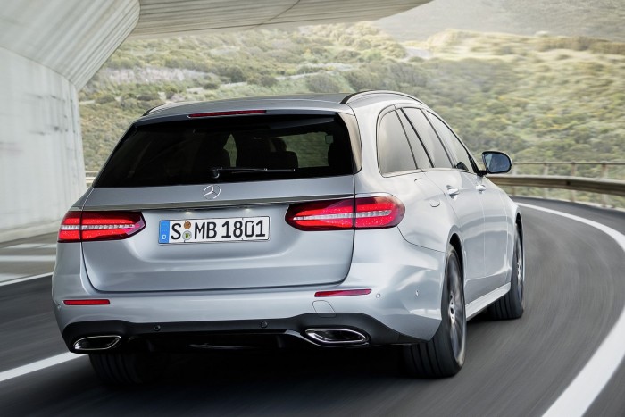 Mercedes E-kombi: visszatért a luxuszöldséges 2 Sújtsa átok, aki megteszi a finom kárpittal, de fizikailag belefér a raktérbe egy Euro-raklap - bizony a zöldséges hagyományok köteleznek.