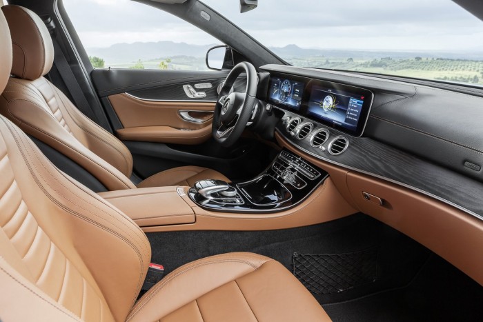 Mercedes E-kombi: visszatért a luxuszöldséges 6 Két darab gigászi, 12,3 colos átmérőjű monitor, közös üvegpanel alatt: ahogy a szedán, a kombi is eldobja analóg műszereit, ha megfizetjük az extra szolgáltatást. Háromféle üzemmódban jeleníthetők meg az adatok.
