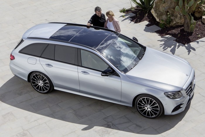 Mercedes E-kombi: visszatért a luxuszöldséges 4 A csomagtér fedelének nyitásakor szépen hátrasiklik a takaróroló, opcióként motoros ajtómozgatás is rendelhető, az iparági szabványnak számító lábfej-mozgatásos nyitással.