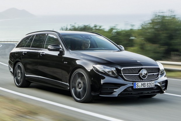 Mercedes E-kombi: visszatért a luxuszöldséges 5 Továbbra is alapáras a légrugózás, a teljes terhelhetőség akár 745 kg, a legnagyobb vontatható tömeg elérheti a 2100 kilót. Utóbbi mókát motorosan kihajtható vonóhorog, vontatmány-stabilizáló és oldalszél-kompenzáló EPS-programok segítik. A vonóhorogra a világon elsőként 100 kilós terhelhetőségű, négybringás kerékpár-szállító szerelhető.