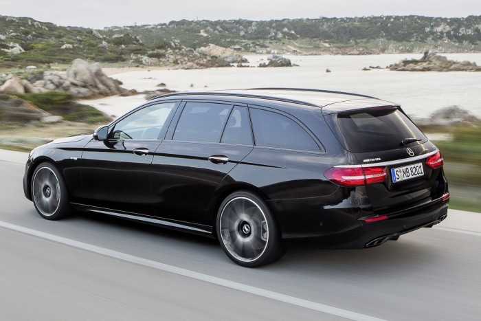 Mercedes E-kombi: visszatért a luxuszöldséges 3 Csomagban rendelhetők rakományrendező és -rögzítő kiegészítők. Minden kivitelnél alapáras a rozsdamentes acél csomagtérperem-védelem.