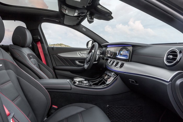 Mercedes E-kombi: visszatért a luxuszöldséges 8 Júniustól személyi asszisztens szolgáltatást rendelhetnek meg az E-osztály (kombi és szedán) tulajdonosok: éttermi vagy szállodai foglalás, turisztikai információk, kulturális és sporttájékoztatás mellett arra is megkérhetjük a telefonos segédet, hogy számítson ki és küldjön át számunkra egy navigációs útvonalat. A 19 országban használható szolgáltatás egyetlen gombnyomással igénybe vehető.