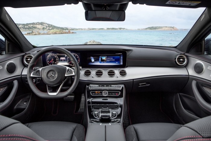 Mercedes E-kombi: visszatért a luxuszöldséges 7 Félautonóm mobilitási technológiák, vezetőtámogató rendszerek, és újdonságként távvezérelt parkolási funkció is elérhető az autóhoz. Hátra iPad integráció, egyedi fejlesztésű gyerekülések kérhetők.