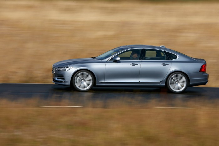 Levegővel gyorsít az új Volvo S90 10 Oldalnézetben látszik, mennyire nyúlánk az S90. Nem véletlenül: a csaknem ötméteres hosszúsághoz 144 centis magasság társul. A rugózás inkább kényelmes, mint sportos, az úttartás kiszámítható és biztonságos