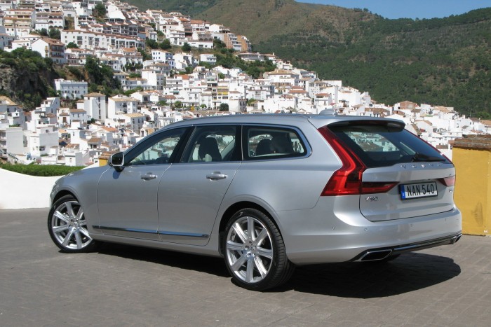 Levegővel gyorsít az új Volvo S90 2 Ha minden igaz, jelenleg senki sem kínál szebb kombit a kategóriában. A vonzó forma ára a V70-esénél valamivel kisebb csomagtartó térfogat