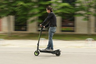 Száguldás villanyrollerrel