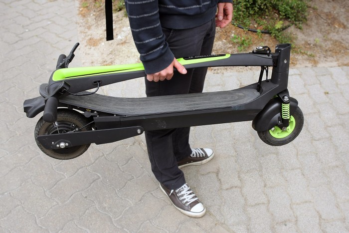 Száguldás villanyrollerrel 7 | Vezess 15 kilogramm az egész hóbelevanc