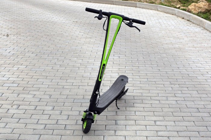 Száguldás villanyrollerrel 6 | Vezess Peckesen áll magától, nem kell falnak támasztani