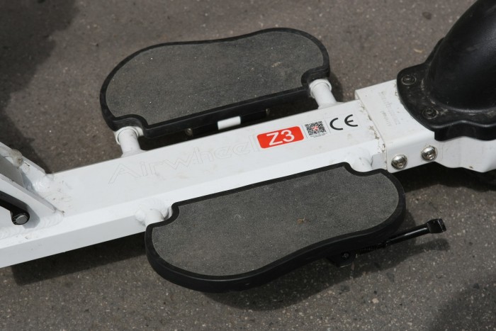 Száguldás villanyrollerrel 12 | Vezess Oldalra lehajtható lábtartók