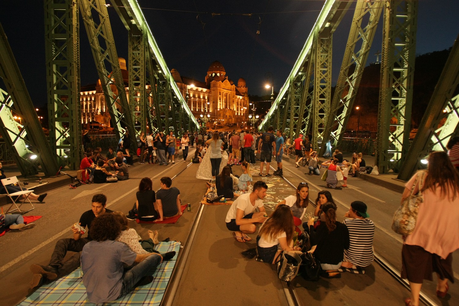 Fiatalok szállták meg a Szabadság hídat 6 Fiatalok szállták meg a Szabadság hídat 6