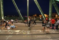 Fiatalok szállták meg a Szabadság hídat 36 Fiatalok szállták meg a Szabadság hídat 36