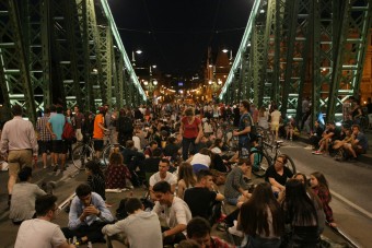 Fiatalok szállták meg a Szabadság hídat