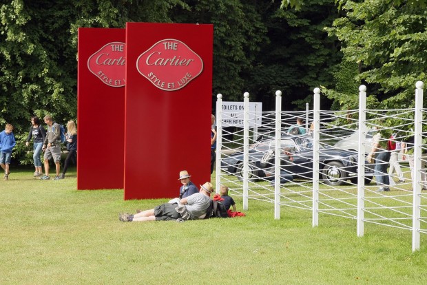 Goodwood: Angol bolondok gyülekezete 4 Elegánsan is lehet a fűben fetrengeni