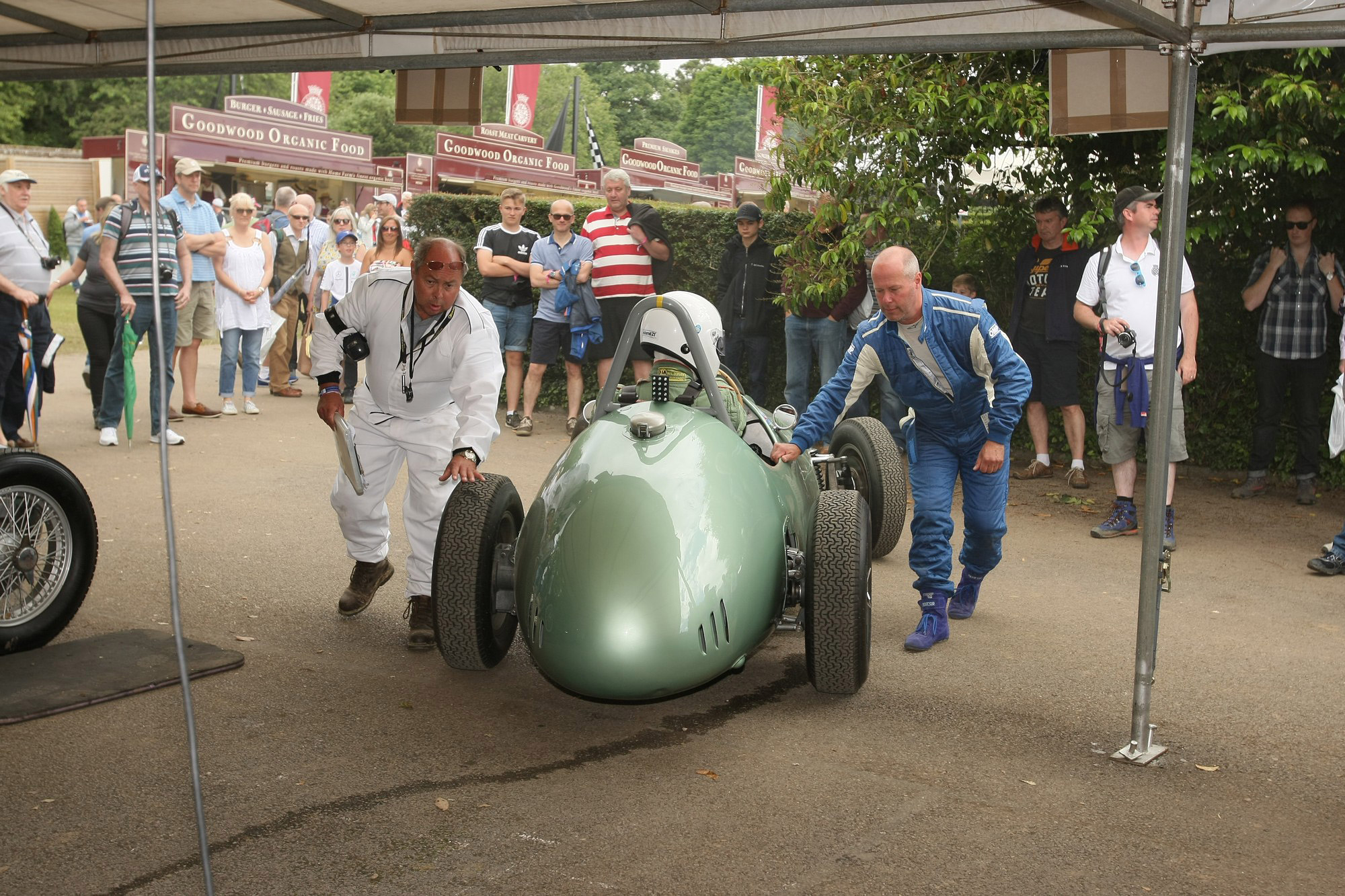 Goodwood: Angol bolondok  gyülekezete 77