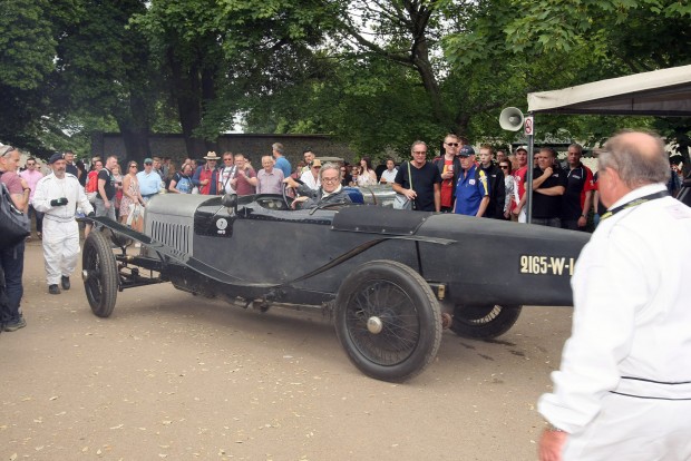 Goodwood: Angol bolondok gyülekezete 5 Igen, ez működik. Sőt, versenyeznek vele. Ő amúgy egy Avions Voisin C1 Laboratoire