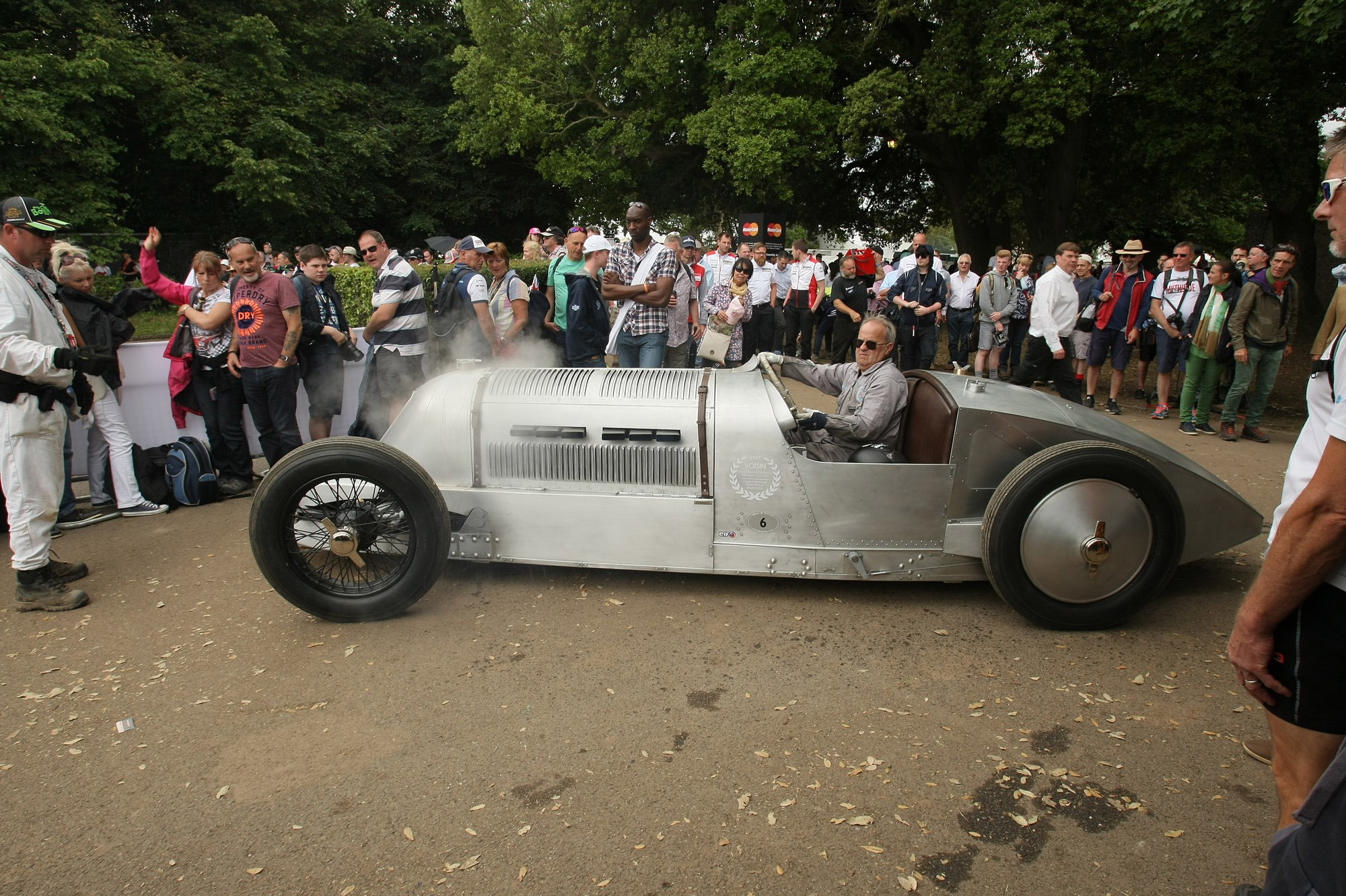 Goodwood: Angol bolondok  gyülekezete 80