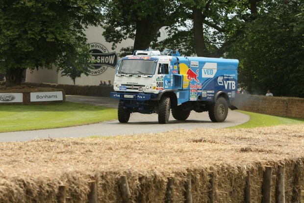 Goodwood: Angol bolondok gyülekezete 11 Ez azért nyugtalanító látvány