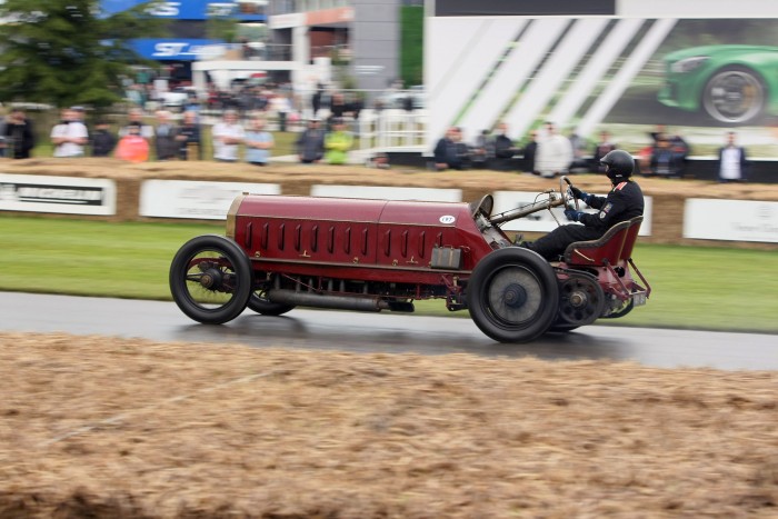 Goodwood: Angol bolondok gyülekezete 8 Virslikerekeken, esőben. Normális?