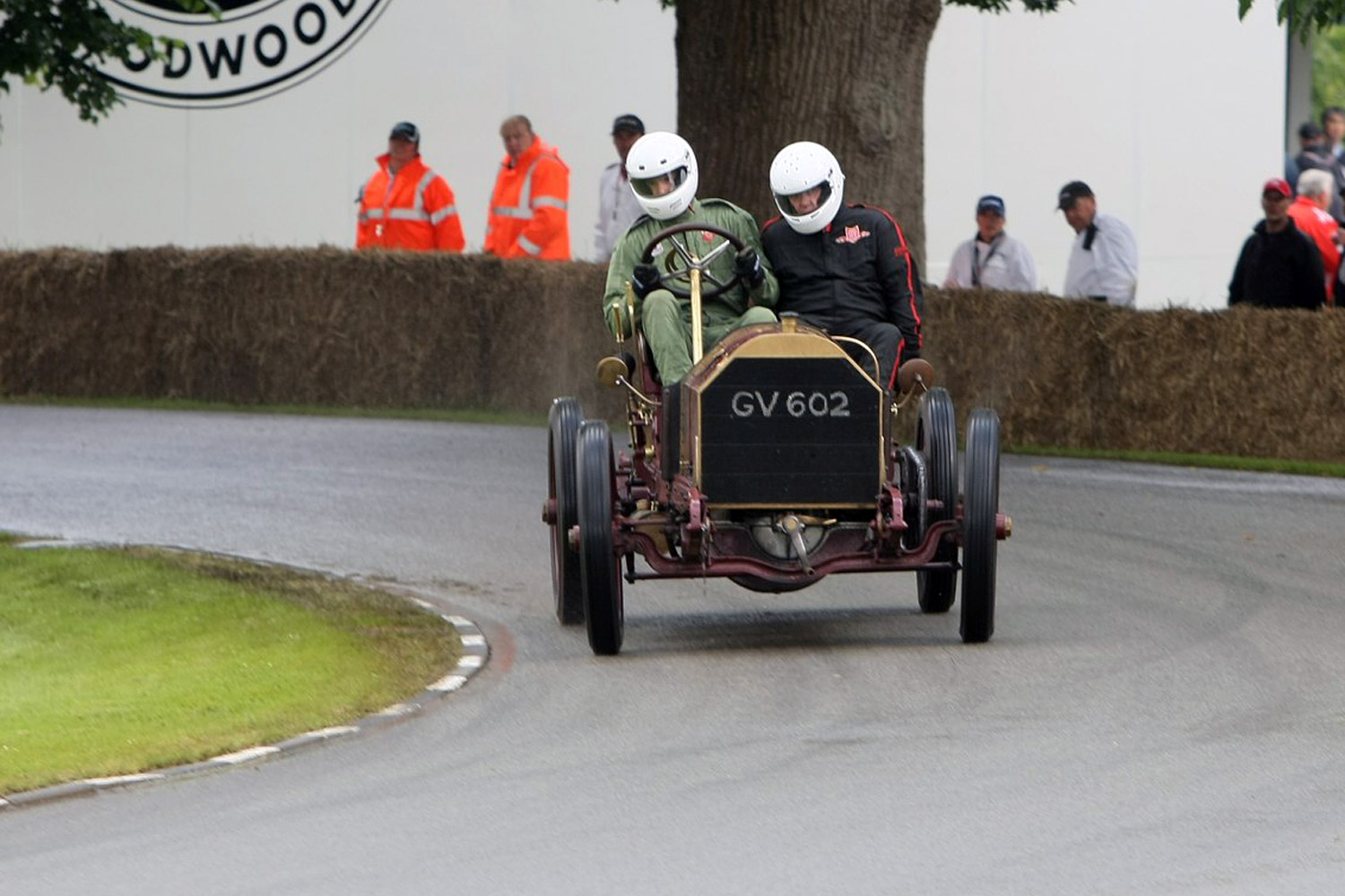 Goodwood: Angol bolondok  gyülekezete 211