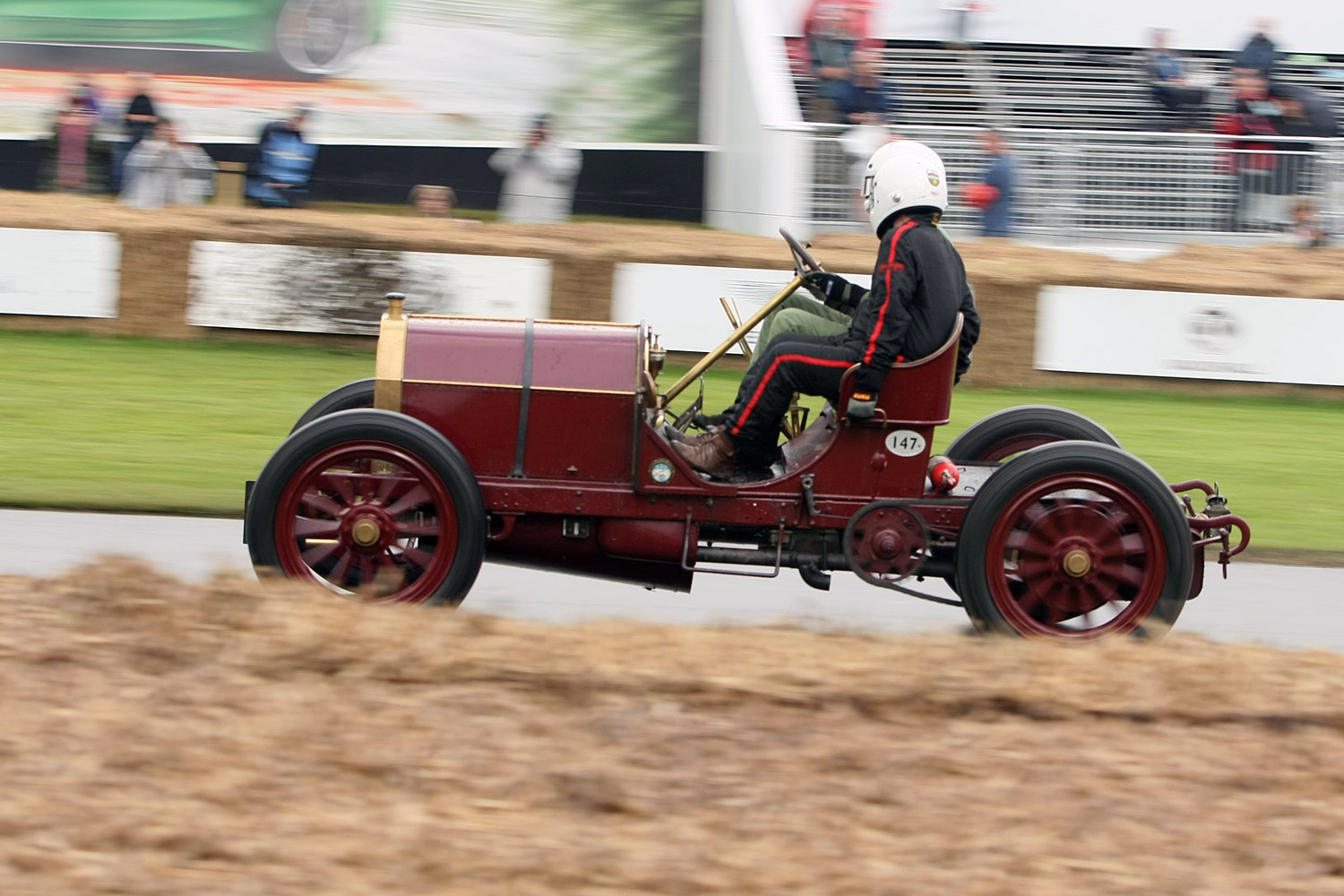 Goodwood: Angol bolondok  gyülekezete 212