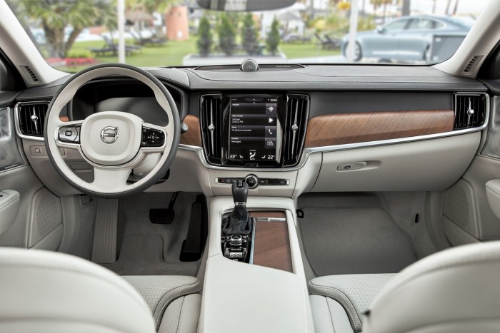 Levegővel gyorsít az új Volvo S90 3 Ugye, hogy olyan, mint az XC90? Igen: ugyanolyan elegáns és a minőség is ugyanolyan igényes. Csak a Mercedes E-osztály minősége jobb, de nem sokkal