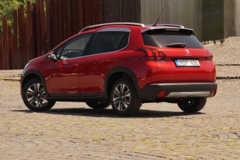 Karomnyomok a tetőn - itt a friss Peugeot 2008